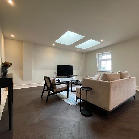 Luxurious, 2 Bed, 2 Bath Penthouse Apartment In Highly Desirable Chigwell Chcl F8 Экстерьер фото