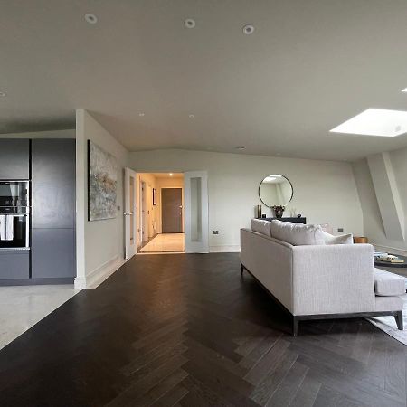 Luxurious, 2 Bed, 2 Bath Penthouse Apartment In Highly Desirable Chigwell Chcl F8 Экстерьер фото