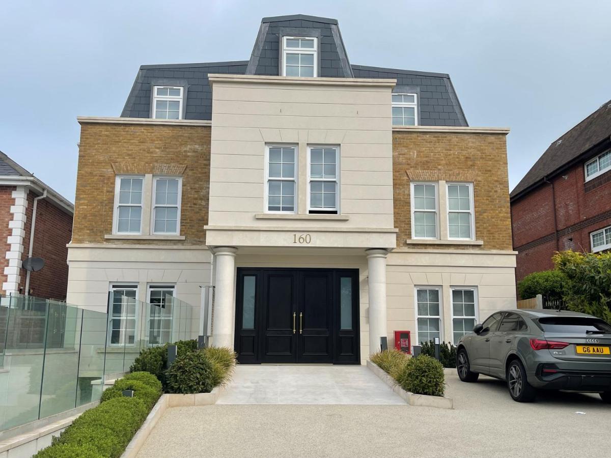 Luxurious, 2 Bed, 2 Bath Penthouse Apartment In Highly Desirable Chigwell Chcl F8 Экстерьер фото