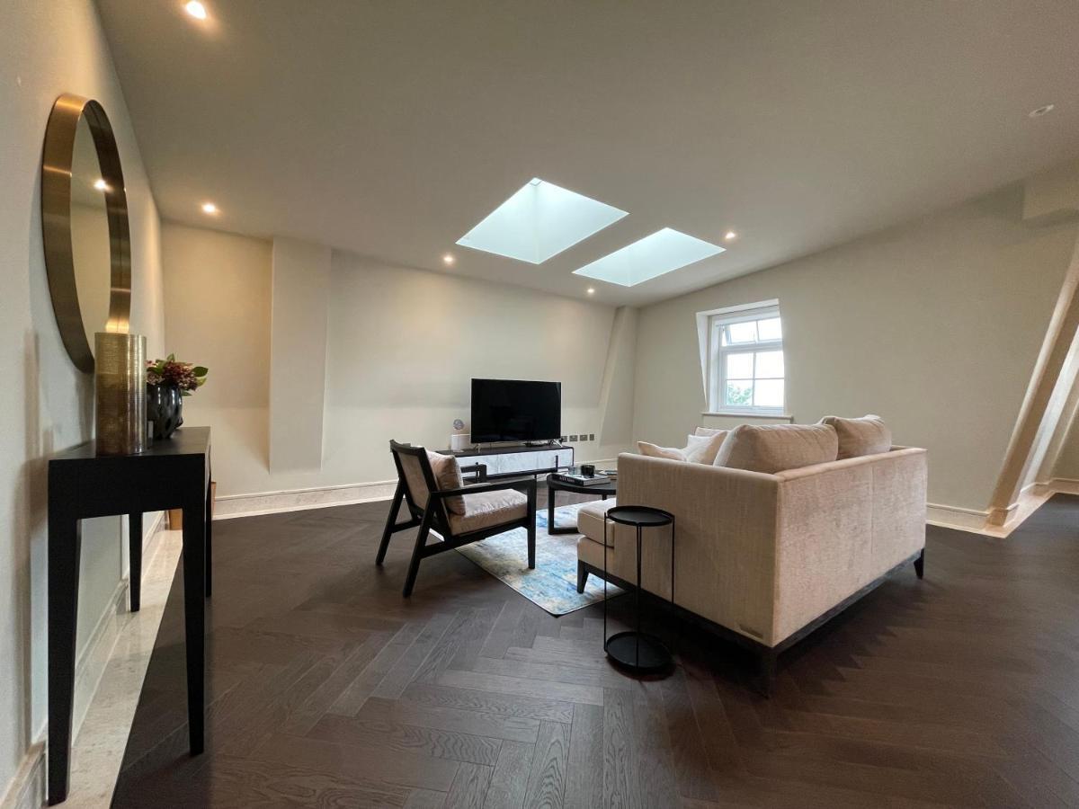 Luxurious, 2 Bed, 2 Bath Penthouse Apartment In Highly Desirable Chigwell Chcl F8 Экстерьер фото