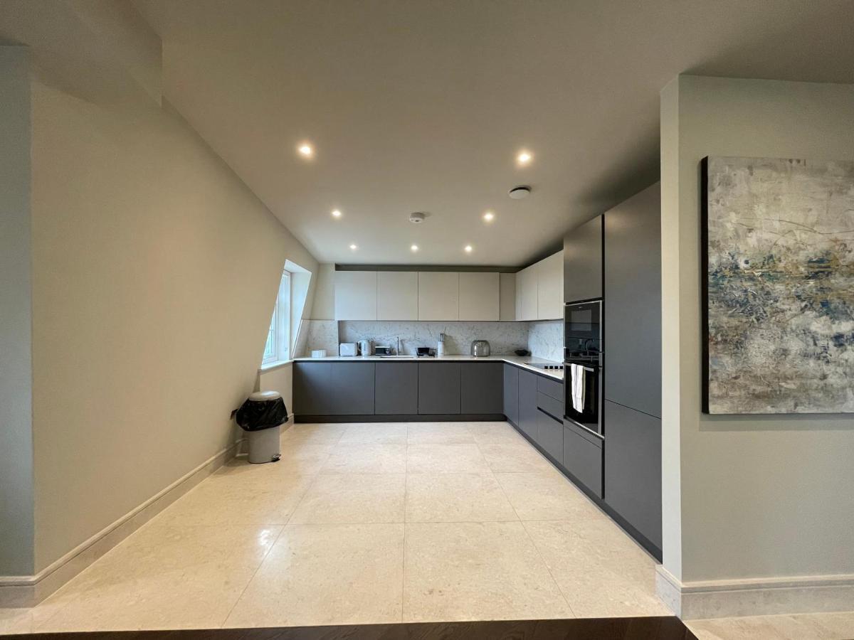 Luxurious, 2 Bed, 2 Bath Penthouse Apartment In Highly Desirable Chigwell Chcl F8 Экстерьер фото