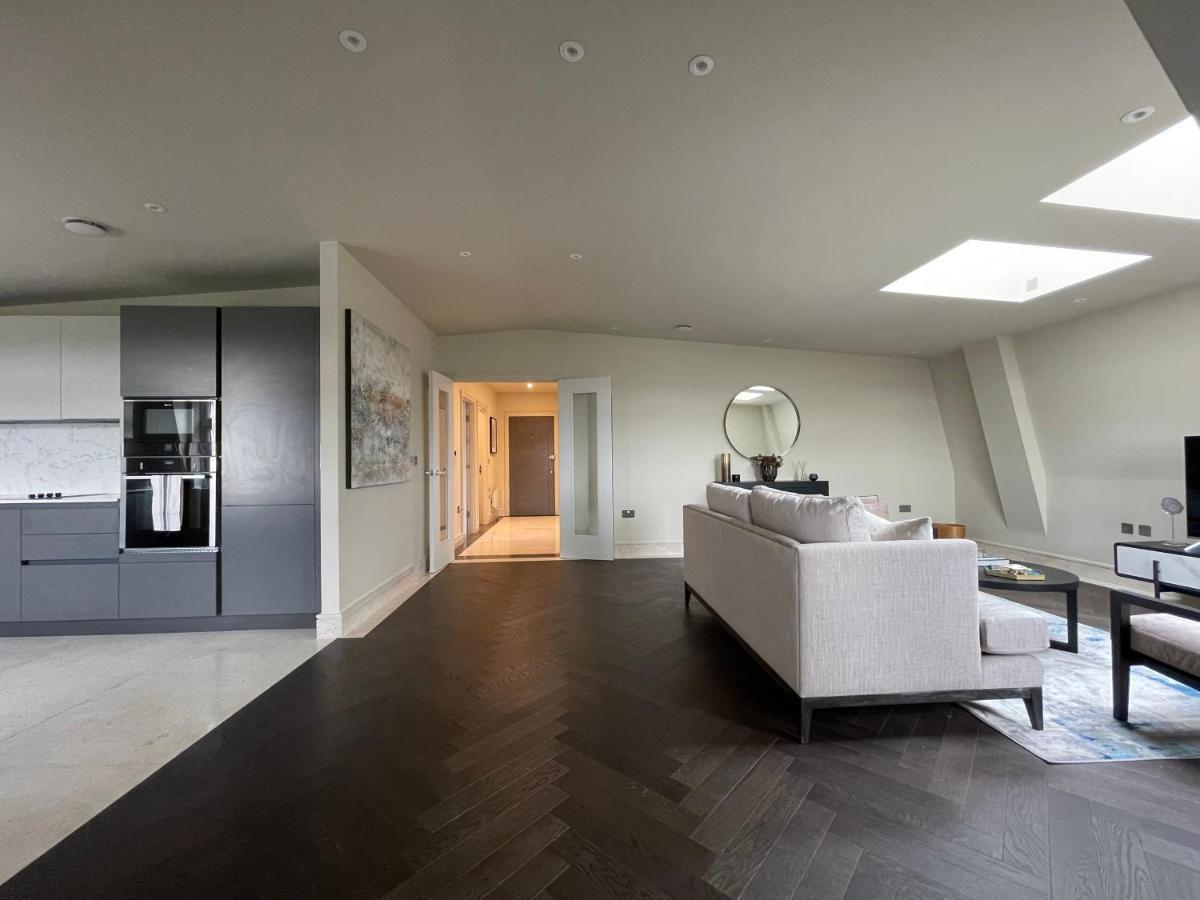 Luxurious, 2 Bed, 2 Bath Penthouse Apartment In Highly Desirable Chigwell Chcl F8 Экстерьер фото