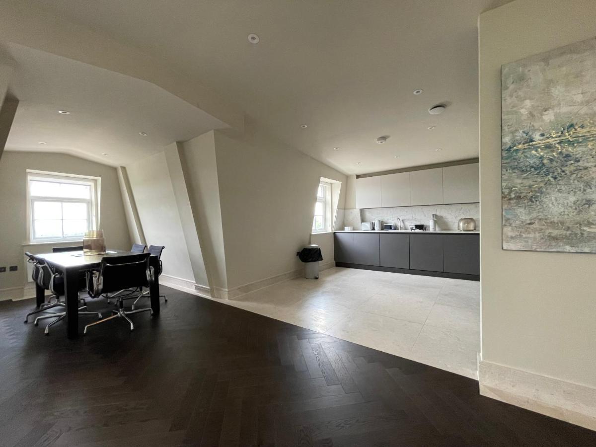 Luxurious, 2 Bed, 2 Bath Penthouse Apartment In Highly Desirable Chigwell Chcl F8 Экстерьер фото