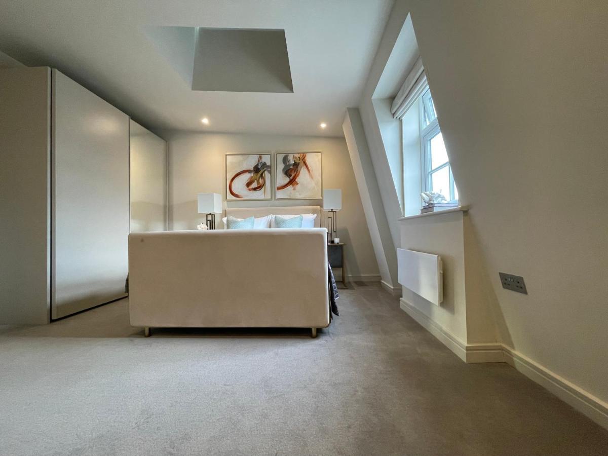 Luxurious, 2 Bed, 2 Bath Penthouse Apartment In Highly Desirable Chigwell Chcl F8 Экстерьер фото