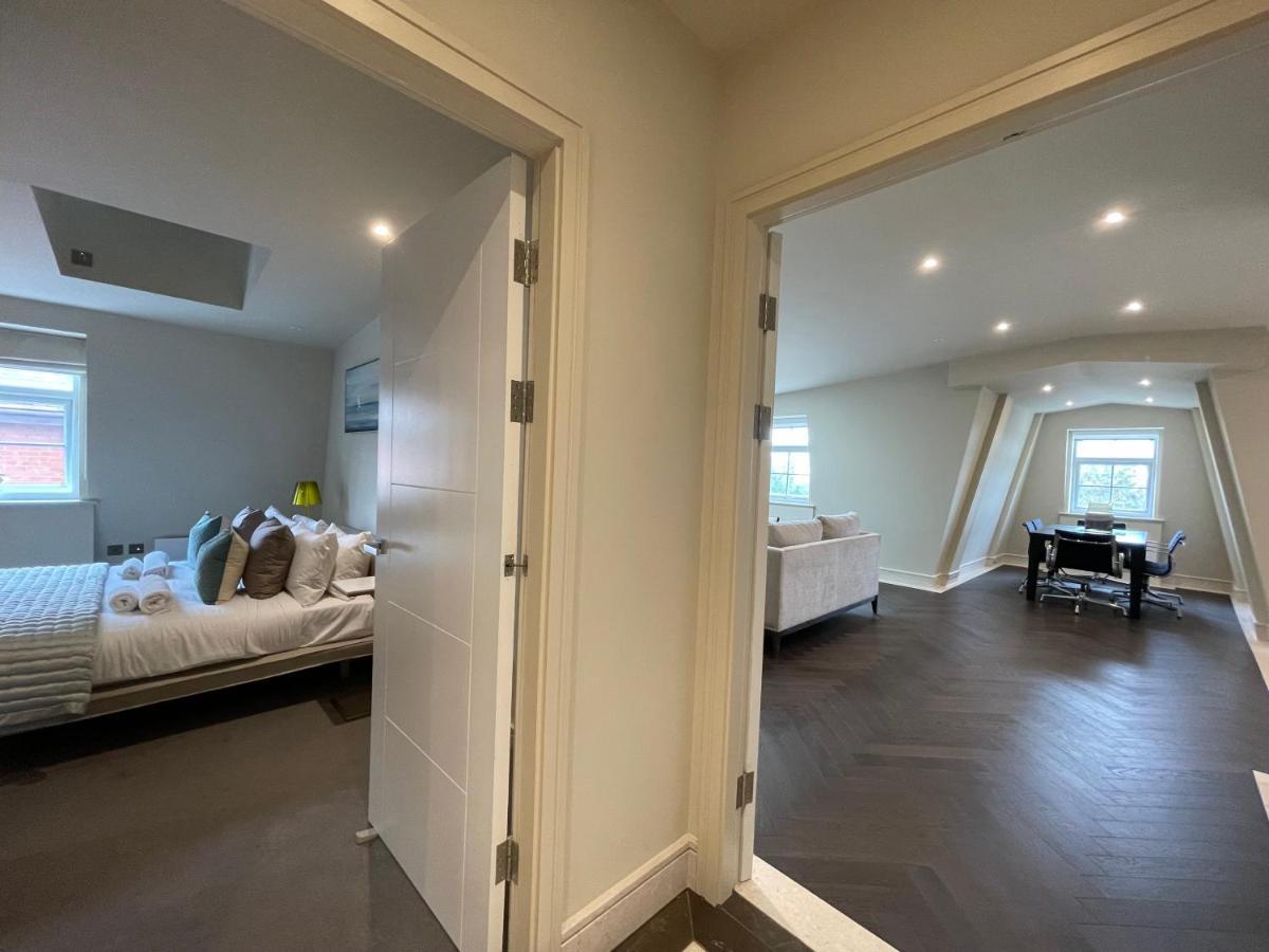 Luxurious, 2 Bed, 2 Bath Penthouse Apartment In Highly Desirable Chigwell Chcl F8 Экстерьер фото