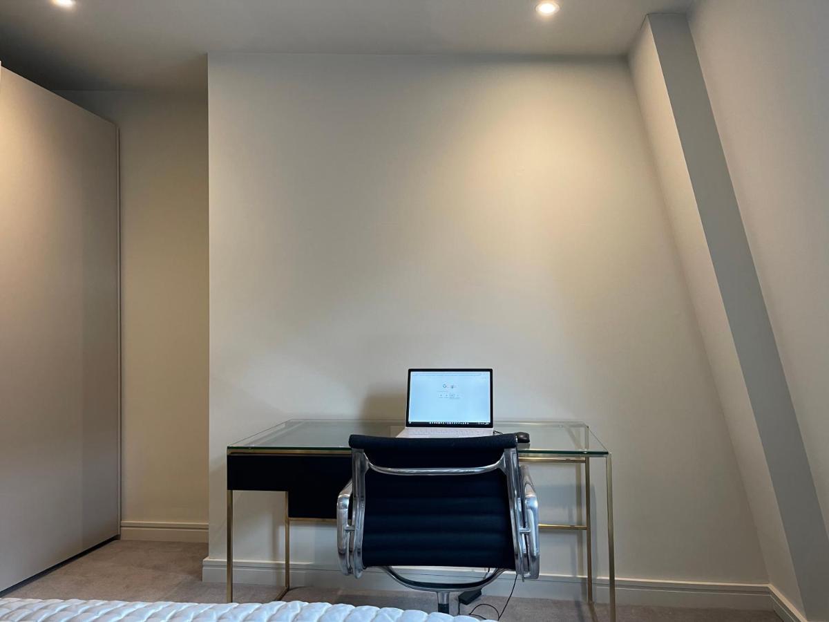 Luxurious, 2 Bed, 2 Bath Penthouse Apartment In Highly Desirable Chigwell Chcl F8 Экстерьер фото